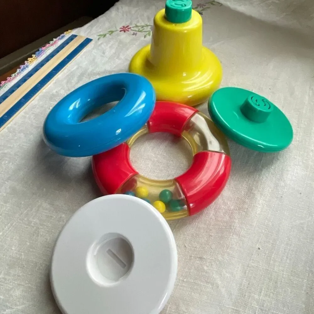 1996, Ring ‘n Roll Gerber Products Co. Toy Biz, Inc roundish rolling rattle infa